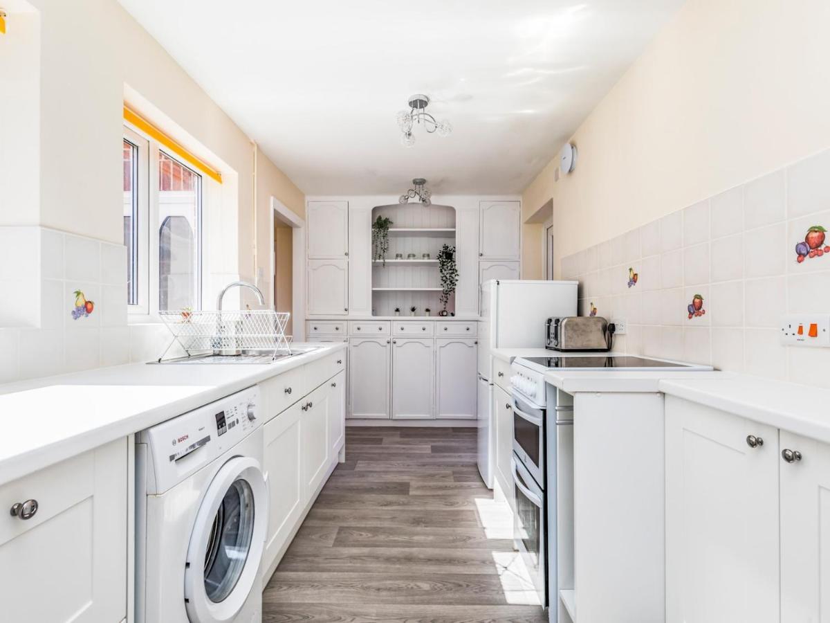 Pass The Keys Lovely Ground Floor Flat With Large Garden Чичестър Екстериор снимка